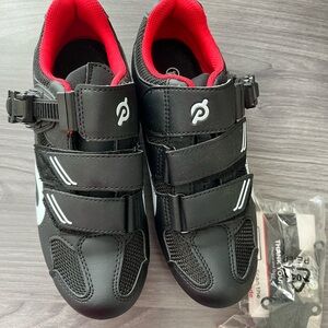 New peloton cycling shoes comes with attachments.